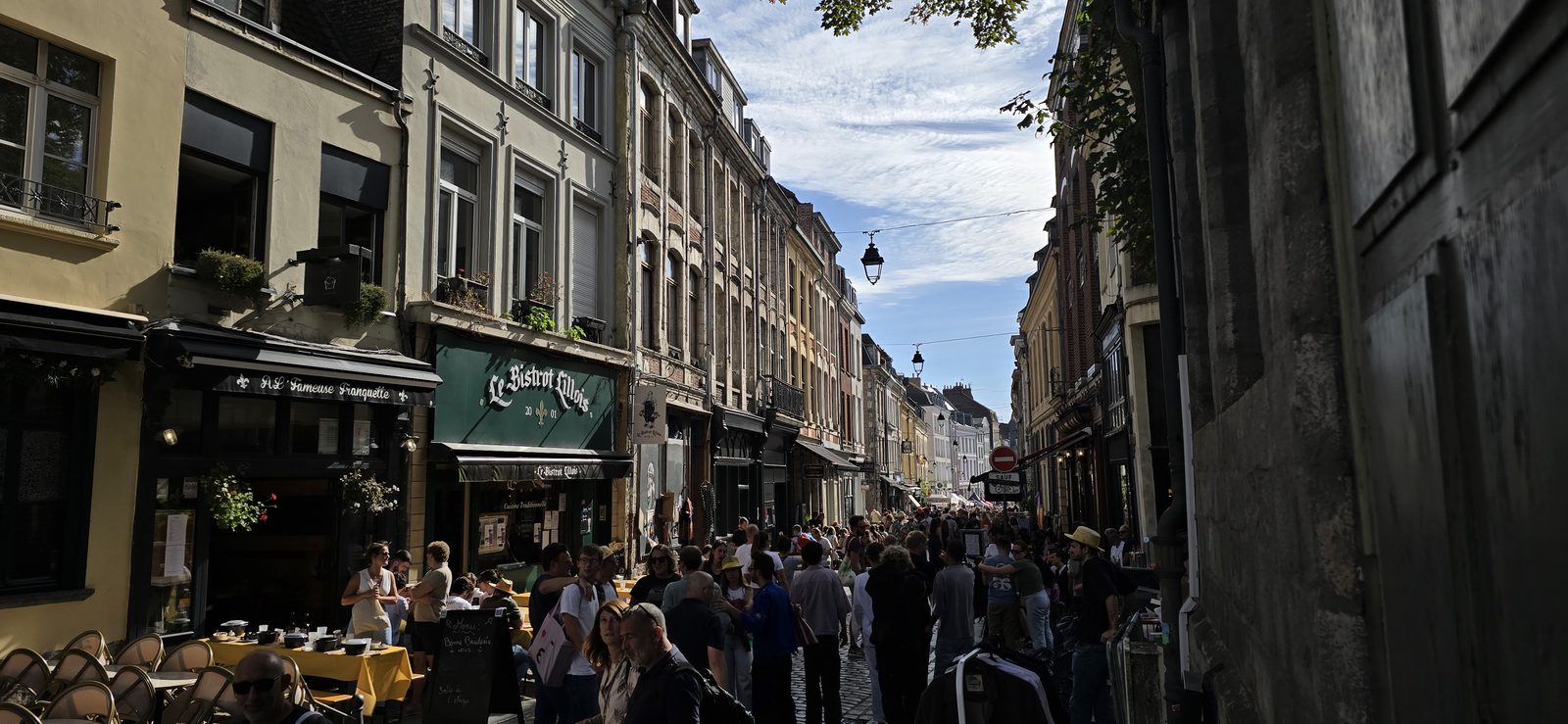 Terrasse d'un restaurant du Vieux-Lille pendant la Braderie, avec l'ardoise « Bonne Braderie à tous »