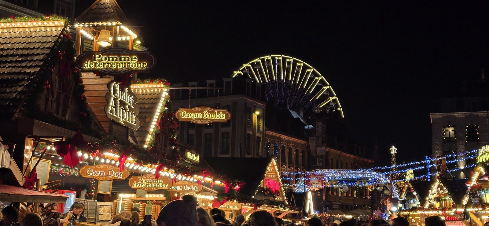 Les chalets illuminés du Village de Noël de Lille