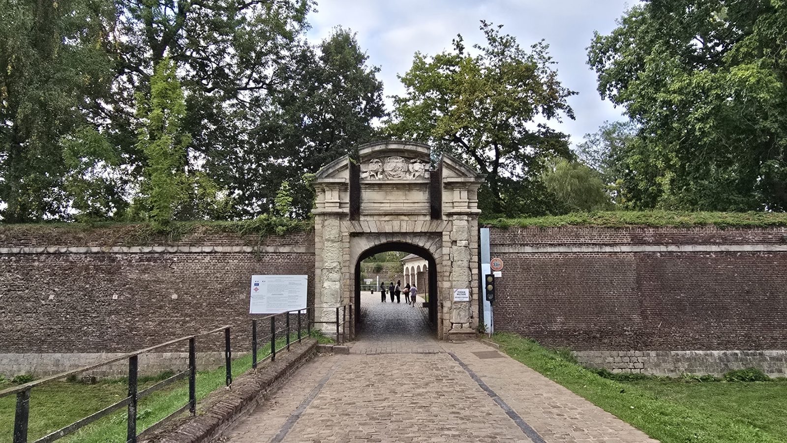 La porte d'entrée en pierre de la Citadelle de Lille, entre deux remparts de brique