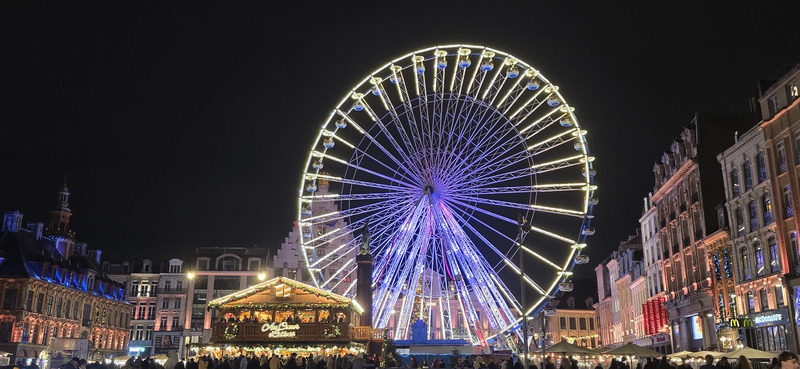 La grande roue illuminée sur la Grand'Place de Lille