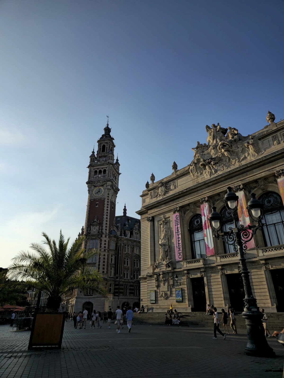 L'Opéra de Lille et le beffroi de la Chambre de Commerce, place du Théâtre