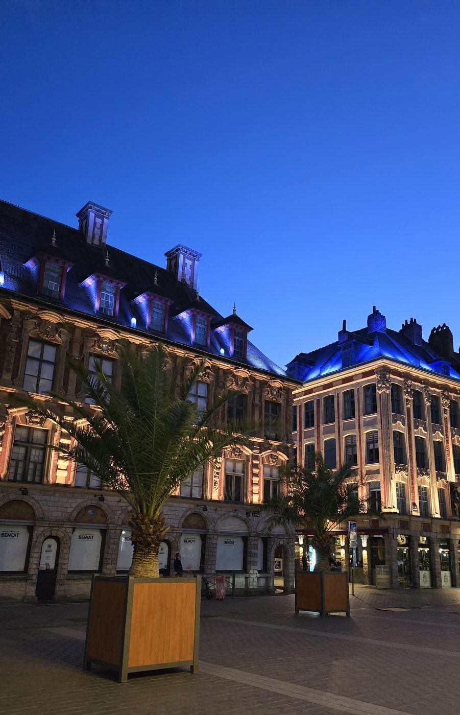 La Vieille Bourse de Lille éclairée à la tombée de la nuit